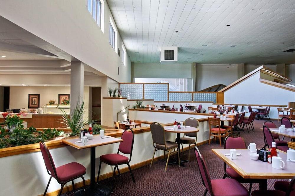 Salina Ambassador Hotel & Conference Center Restaurant foto